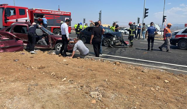 Gaziantep'te iki otomobilin çarpıştığı kazada 5 kişi yaralandı