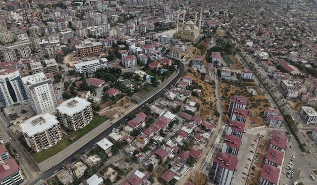 Kahramanmaraş’ta Ulaşım Konforu Artıyor: Kâtip Çelebi Caddesi’nde Asfalt Serimi Tamamlandı!
