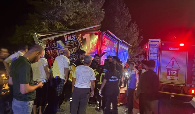 Mardin'de reklam panosuna çarpan otomobildeki 3 kişi yaralandı