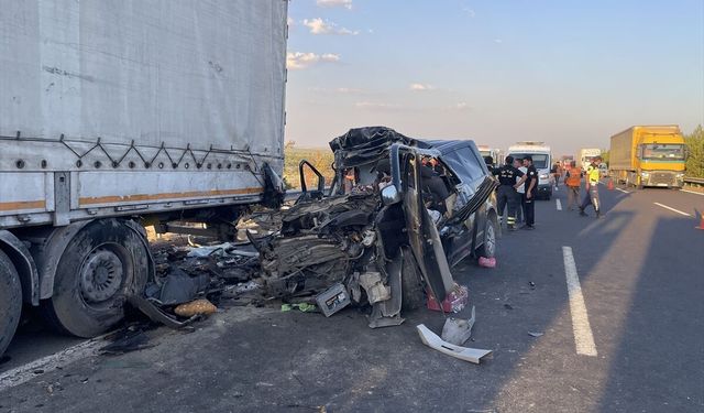 Şanlıurfa'da park halinde bulunan tıra çarpan minibüsteki 2 kişi öldü, 2 kişi yaralandı
