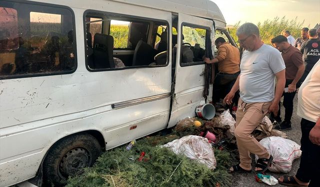 Şanlıurfa'da tahliye kanalına düşen minibüsteki 15 kişi yaralandı