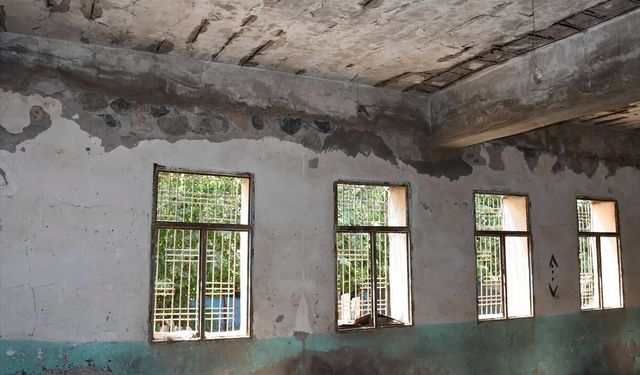 Silopi'de metruk binanın yıkımına başlandı
