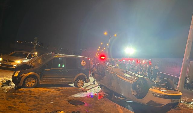 Kontrolden Çıkan Araç Refüjdeki Yayalara Çarptı: 6 Kişi Yaralandı