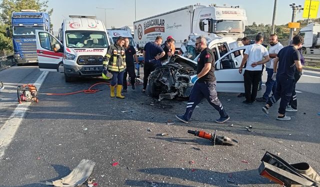Mersin'de tıra çarpan hafif ticari araçtaki 2 kişi öldü, 1 kişi yaralandı