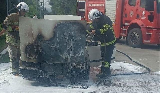 Hatay'da seyir halindeki otomobilde çıkan yangın söndürüldü