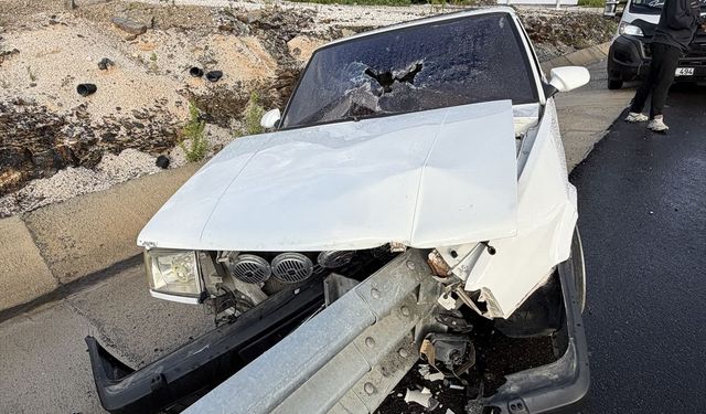 Alanya'da bariyere çarpan otomobilin sürücüsü yaralandı