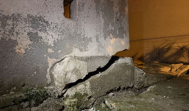 Mersin'de Çatlaklar Oluştuğu Belirlenen 3 Katlı Binadaki Vatandaşlar Tahliye Edildi