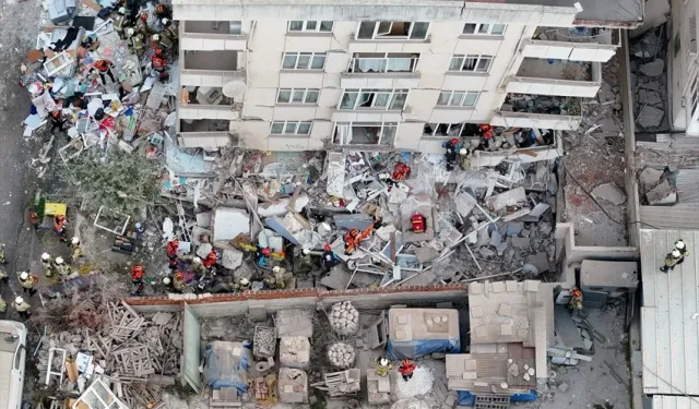 Maltepe’de 7 Katlı Çöken Binada 2 Kişiyi Arama Çalışmaları Sürüyor