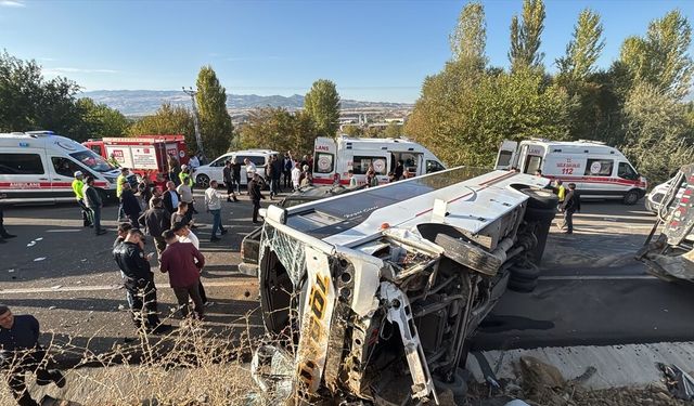 Bingöl'de midibüs ile pikabın çarpıştığı kazada 12 kişi yaralandı