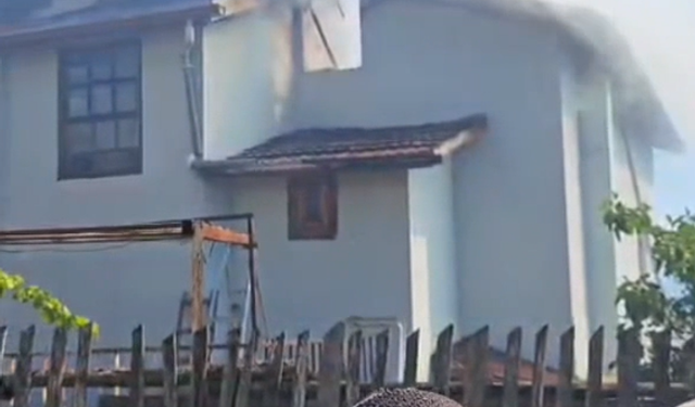 Evin çatısında yangın çıktı!