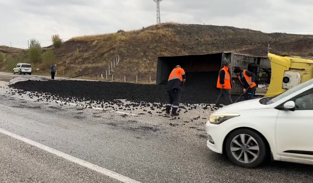 Çorum-Yozgat kara yolunda tır devrildi!