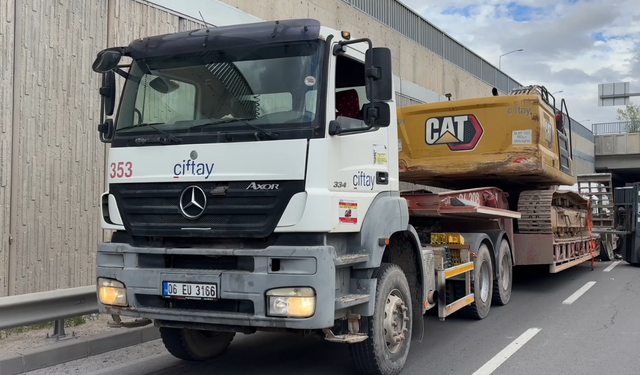 Niğde'de alt geçide sıkışan tır kurtarıldı