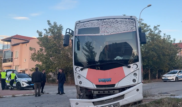 Uşak’ta Yolcu Midibüsü İle Otomobil Kafa Kafaya Çarpıştı! 4’ü Çocuk 7 Kişi Yaralandı