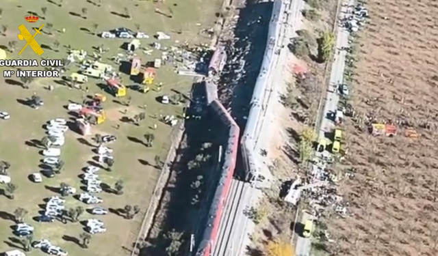İspanya'da İki Yolcu Treni Çarpıştı: Çok Sayıda Yaralı Var!