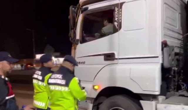 Adana’da Otoyolda Durdurulan 3 Tırda 8 Ton Kaçak Tütün Ele Geçirildi