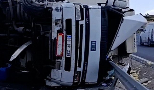 Gölbaşı'nda pamuk yüklü tırın devrilmesi sonucu 1 kişi yaralandı