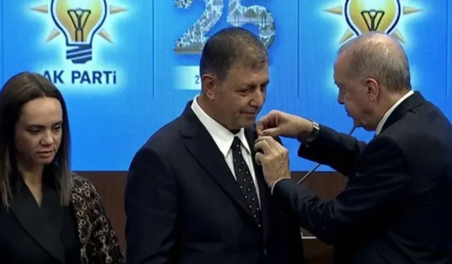 Cemil Tugay AK Parti’ye Geçti, Rozeti Cumhurbaşkanı Erdoğan Taktı!