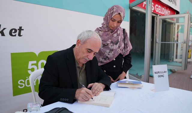 Kitap Fuarı’nda Nurullah Genç Rüzgarı! Şiirleriyle Geceye Damga Vurdu