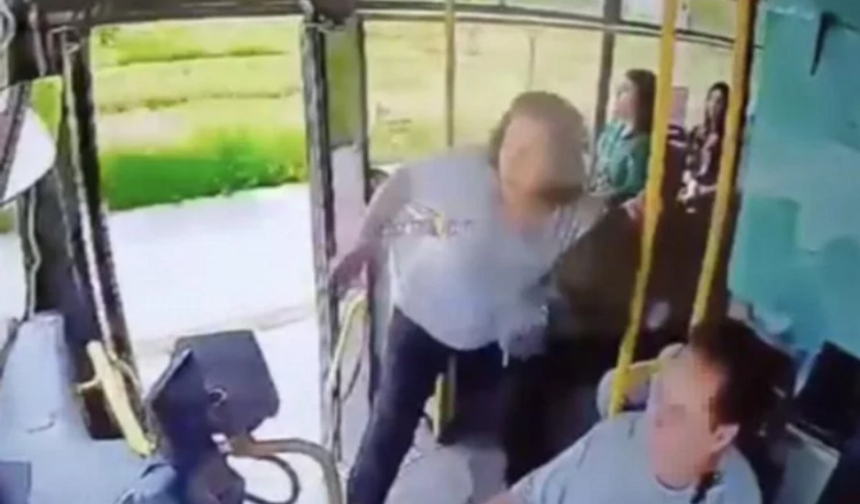 Adana'da bir kadın, kapısı açık seyreden otobüsten düştü