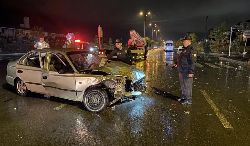 Minibüs ile otomobil çarpıştı: 11 yaralı