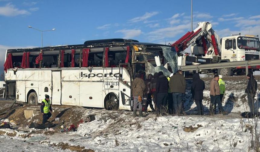 Afyonkarahisar'da yolcu otobüsü şarampole devrildi: Ölü ve yaralılar var