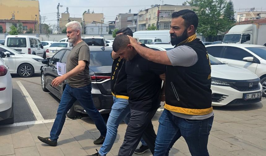 Adana'da 4 araçtan para ve altın çalan 3 zanlı tutuklandı