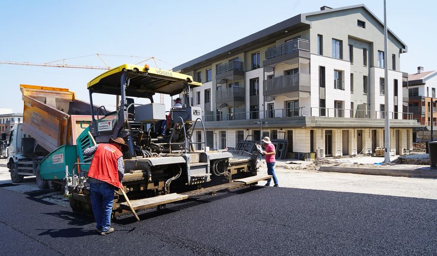 Büyükşehir, Azerbaycan Mahallesi’nde yolları asfaltla kaplıyor