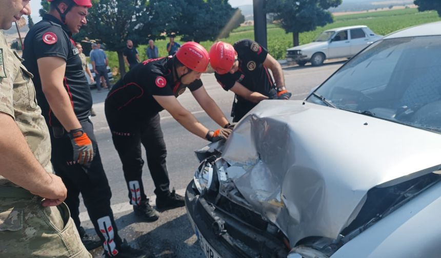 Feci Çarpışma! Kahramanmaraş’ta Otomobil Traktör Römorkuna Girdi