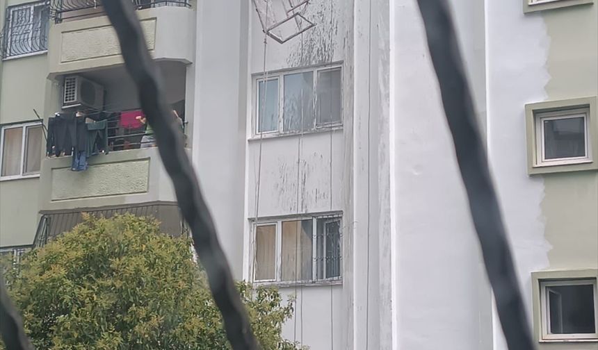 Halatı kopan iskelede asılı kalan işçiyi itfaiye ekipleri kurtardı