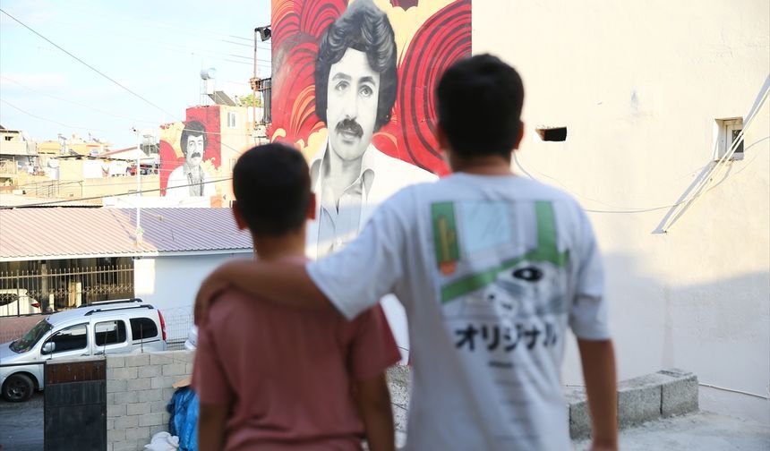 Adana’da Binaların Duvarlarına Müslüm Gürses ve Ferdi Tayfur’un Resimleri Çizildi