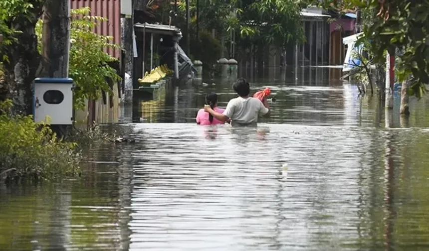 Endonezya'da sel bilançosu ağırlaşıyor: 79 ölü 100 kayıp