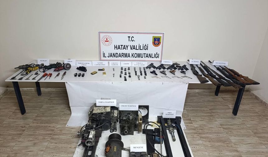 Hatay'da bir evde ruhsatsız 8 tabanca ve 4 av tüfeği ele geçirildi