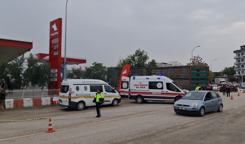Osmaniye'de otobüsün tıra çarptığı kazada ölen 2 kişinin cenazesi Gaziantep'te defnedildi