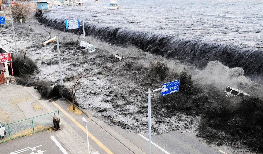 Japonya’da 6,8 büyüklüğünde deprem ve tsunami paniği!