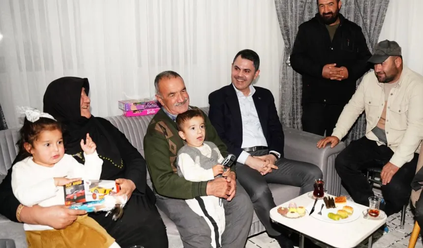 Bakan Murat Kurum’dan Deprem Mağduru Ailenin Yeni Evine Sıcak Ziyaret