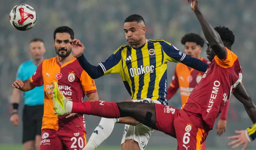 VAR patladı, tribün karıştı! Kadıköy’de olaylı derbi!