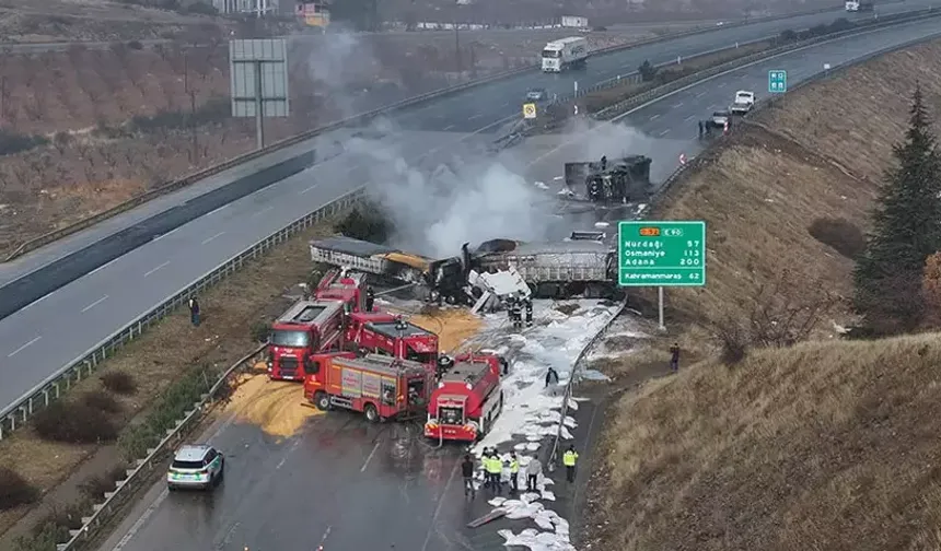 Gaziantep'te çarpışan 3 tırda yangın çıktı