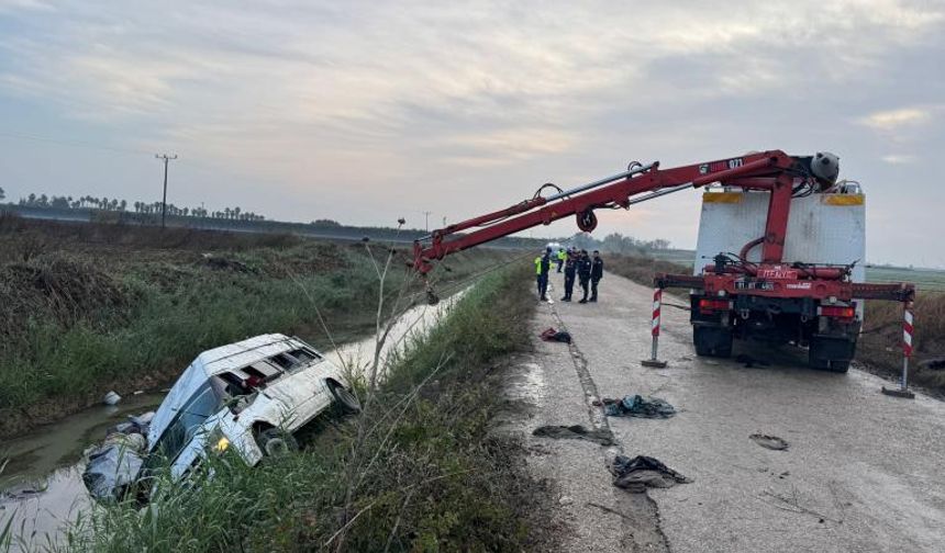Adana'da minibüs sulama kanalına devrildi: 18 kişi yaralandı