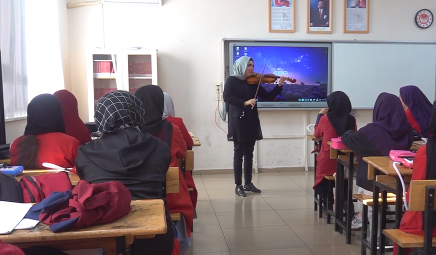 Görme engelli müzik öğretmeni melodilerle öğrencilerine ilham oluyor