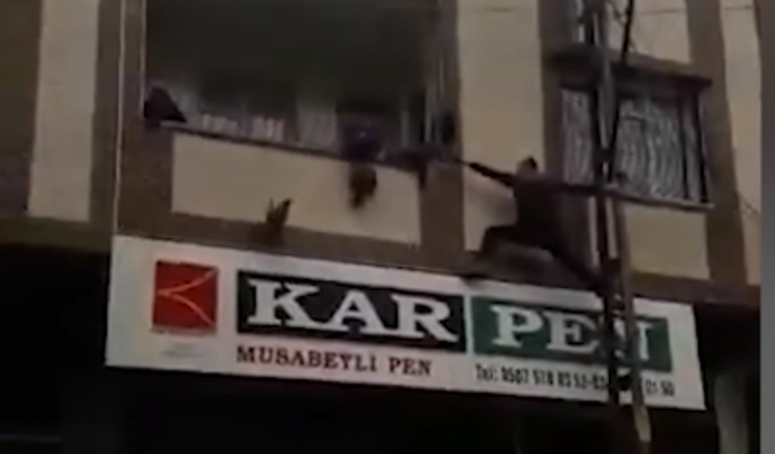 Gaziantep'te balkonda asılı kalan çocuğu esnaf kurtardı