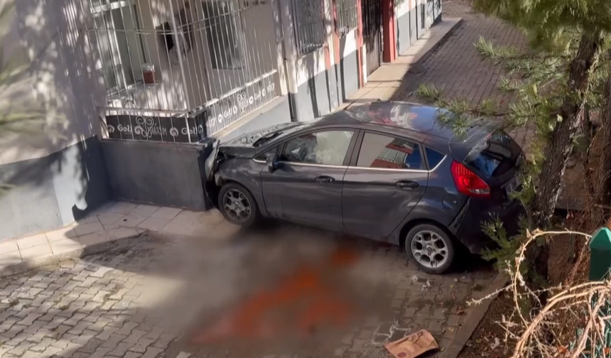 Otomobil apartmanın bahçesine düştü: 4 kişi yaralandı