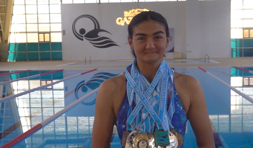 Su korkusunu yenen engelli Fatma, yüzmede 48 madalya kazandı