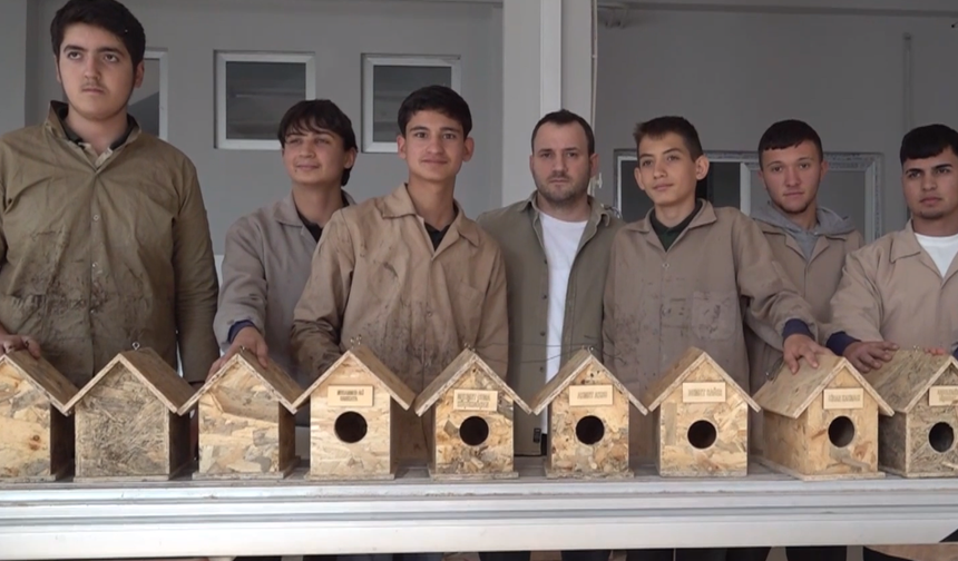 Deprem şehitlerinin adı öğrencilerin hazırladığı kuş evlerinde yaşayacak