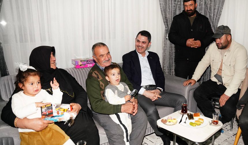 Murat Kurum Kahramanmaraş'ta depremzede aileyi yeni evinde ziyaret etti