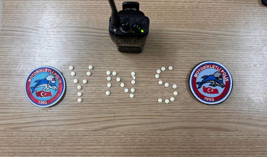 Hatay'da 33 uy*ştur*cu hap ele geçirilen otomobildeki 2 şüpheli gözaltına alındı