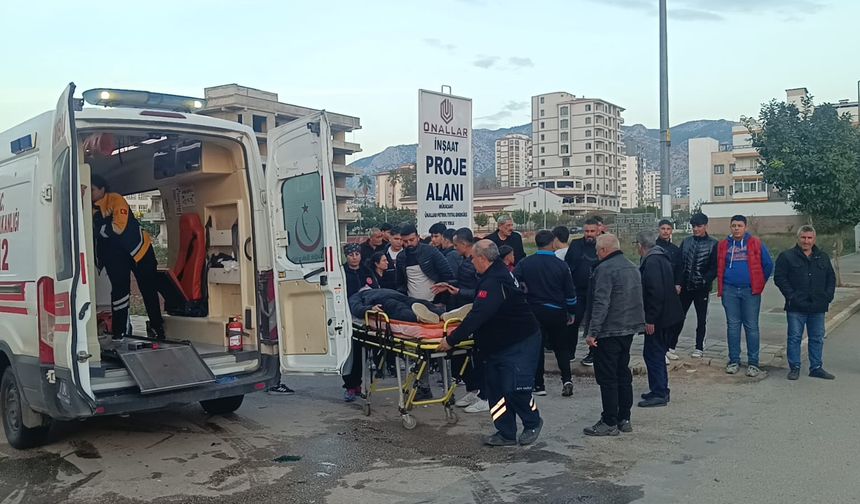 Kozan ilçesinde minibüsle çarpışan elektrikli motosikletin sürücüsü yaralandı