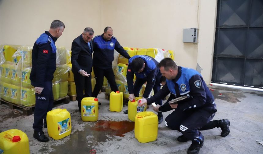 Mersin'de içine su karıştırılmış 3 bin 650 bidon ayçiçeği yağı ele geçirildi