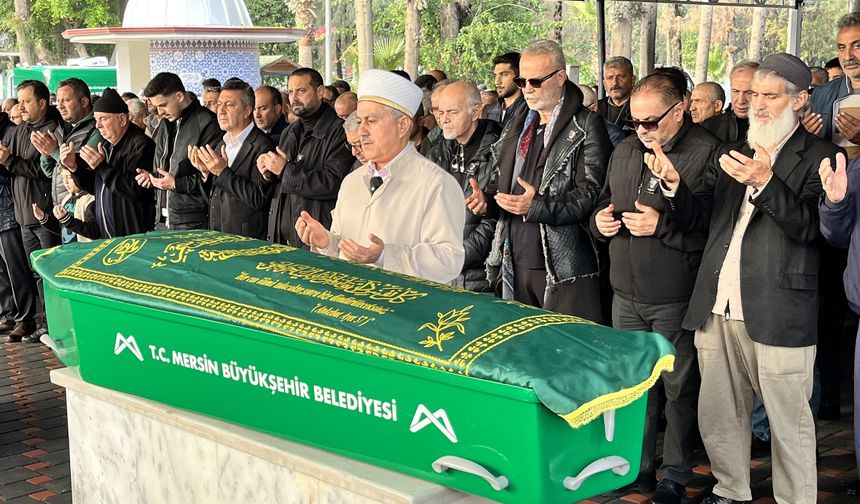 Oyuncu Levent Özdilek'in annesinin cenazesi Mersin'de defnedildi