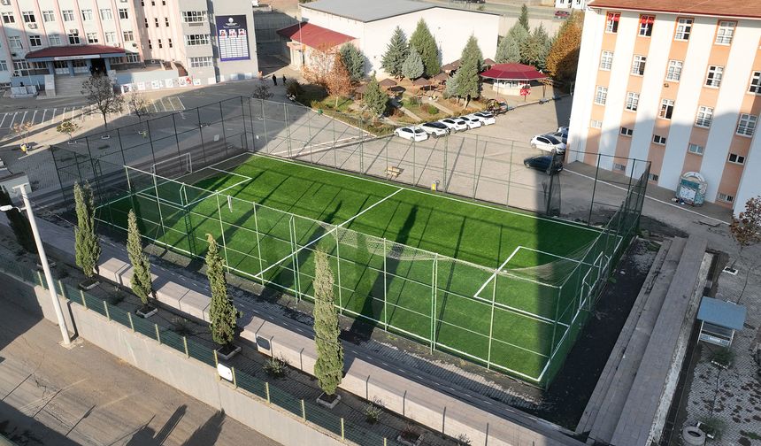 Kahramanmaraş'a 35 yeni halı saha kazandırılıyor