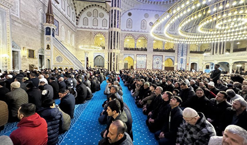 Kahramanmaraş’ta Miraç Kandili Coşkusu | Dualar Abdülhamid Han Camii’nden Yükseldi